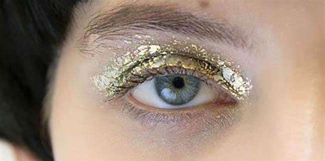 Maquillage métallique pour festival