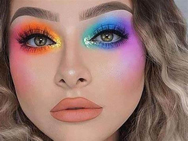 Maquillage de couleur et brillants festival